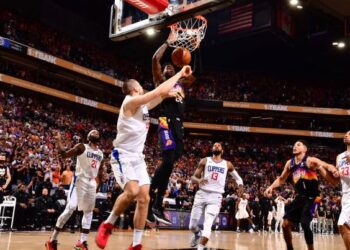 Phoenix amplió ventaja sobre Clippers con canasta de último segundo