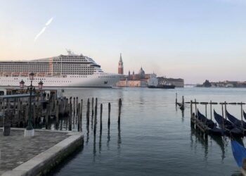 Los cruceros reinician en Venecia mientras los manifestantes denuncian sus riesgos