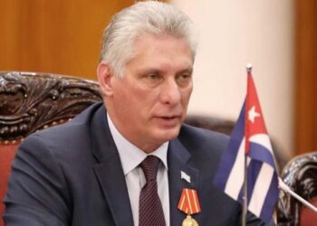 Presidente cubano convoca a sus seguidores a salir a las calles ante la masiva protesta que pide cambios políticos en la isla