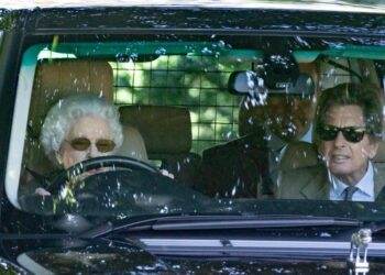 A sus 95 años, la Reina Isabel II condujo su propio Range Rover en Norfolk