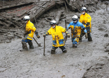Rescatistas buscan víctimas de un alud en balneario japonés