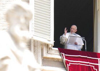 El papa es llevado a Roma para cirugía intestinal programada