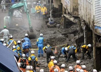 Buscan a desaparecidos en alud en Japón; nuevos riesgos