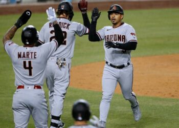 Eduardo Escobar sacó la pelota por segundo juego consecutivo