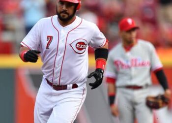 Suárez y Votto conectaron jonrones para vencer a Cachorros