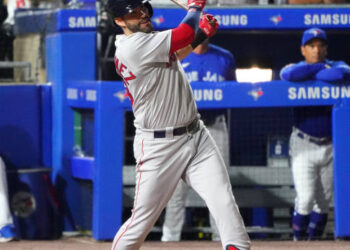 Boston conectó cinco jonrones en despedida de Toronto de casa provisional