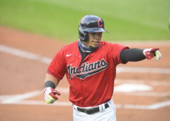 César Hernández sigue encendido con el bate en Cleveland