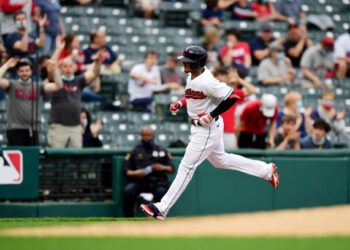Hernández cargó con Cleveland y llegó a 15 jonrones en la temporada
