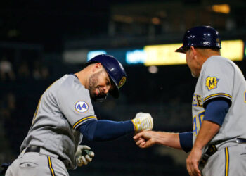 Manuel Piña descargó dos jonrones en paliza de Milwaukee a Piratas