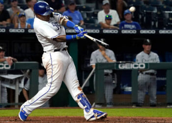 Salvador Pérez conectó 24to jonrón para ayudar a Reales a ganar en extra inning