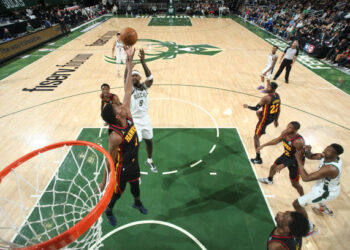 Milwaukee quedó a una victoria de llegar a la final de la NBA para enfrentar a Phoenix