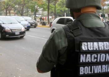 Apresaron a dos hombres con material explosivo y una pistola