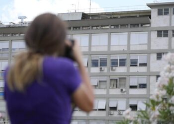 Vaticano: el Papa dará la bendición del domingo desde el hospital de Roma