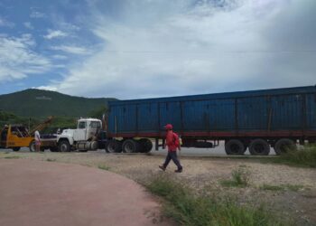 Quinceañera murió en accidente de choque y gandola en la redoma de Molorca