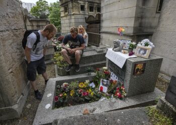 Fanáticos marcan 50mo aniversario de muerte de Jim Morrison