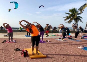Vecinos de Lechería disfrutaron de una jornada de yoga en la playa