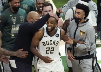 Bucks de Milwaukee igualó serie final de la NBA con noche mágica de Middleton