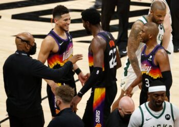 Phoenix venció a Milwaukee en primer duelo de la final de la NBA