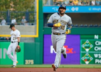 Omar Narváez brilló ofensivamente en blanqueo de Milwaukee