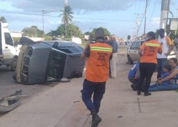 Dos lesionados dejó colisión con vuelco de vehículo en El Tigre