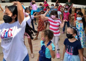 En Lechería hubo música, regalos y juegos para los niños