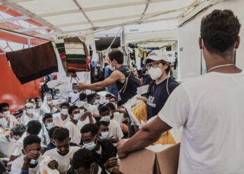 Buque de salvamento con 572 migrantes hizo solicitudes para llegar a puerto mediterráneo