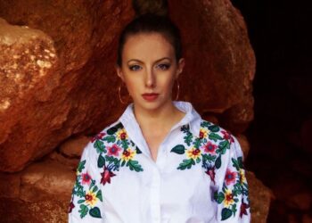 Flavia Abadía estrena su álbum "Crossover"