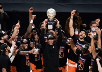 Phoenix dejó en el camino a Clippers y se consagró en el Oeste de la NBA