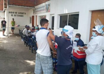 Vacunaron a 90 internos de Polisotillo
