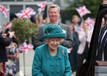Reina Isabel II visitó el set de la telenovela "Coronation Street"