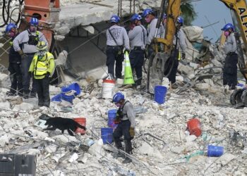 Retoman búsqueda tras derribar restos de edificio en Florida