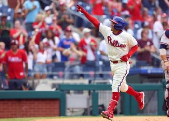 Ronald Torreyes conectó jonrón para respaldar labor monticular de Aaron Nola