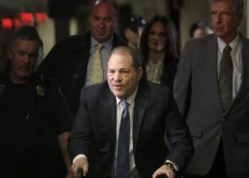 Autoridades extraditan a exmagnate del cine Harvey Weinstein California