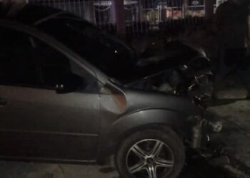 Tres heridos dejó choque de vehículo contra un poste