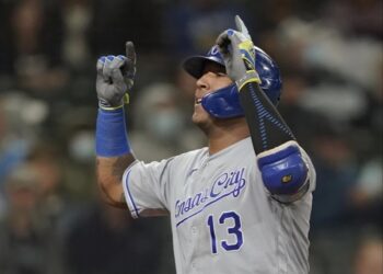 Salvador Pérez conectó un grand slam y llegó a 35 jonrones en la temporada