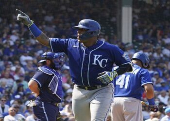 Salvador Pérez y Edward Olivares fueron todo en el triunfo de Reales