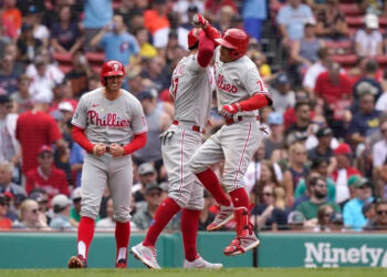 Bryce Harper y Ronald Torreyes salvaron a Filis de la derrota ante Washington