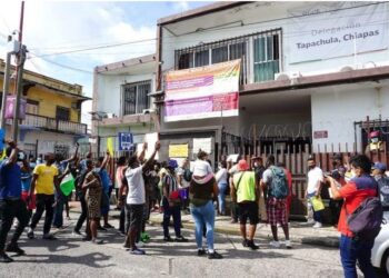 Migrantes venezolanos entre otros acumulan tres días de protestas en la frontera sur de México