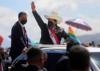 Presidente de Perú y líderes de Congreso reunidos en fría cita