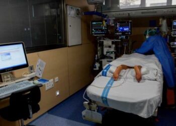 Poner a pacientes con Covid-19 boca abajo reduce necesidad de intubación