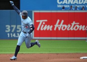 Toronto combinó bateo de Springer y pitcheo de Manoah para llevarse el triunfo