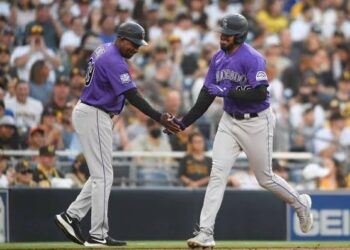 Germán Márquez brilló desde el montículo y conectó jonrón para ayudarse a ganar