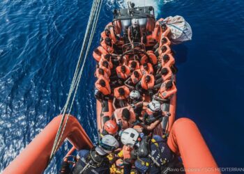 Rescatan a 450 migrantes en atribulado buque en Mediterráneo