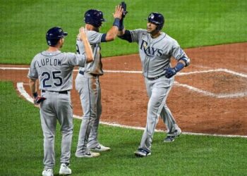 Nelson Cruz cargo con Tampa Bay al remolcar cinco carreras contra