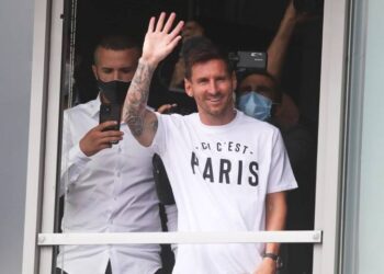 Messi llegó a París para firmar con el PSG