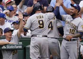 Manuel Piña descargó dos jonrones y remolcó seis carreras en triunfo de Milwaukee