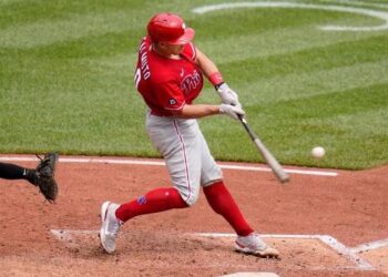 Filadelfia desbordó la ofensiva en debut de abridor Gibson