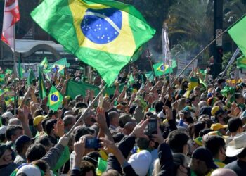 Manifestantes pro-Bolsonaro protestan contra sistema electoral en Brasil