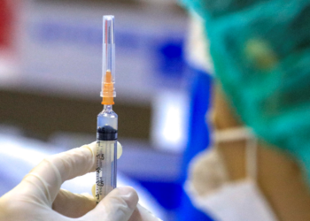 Chile aplica tercera dosis a vacunados con Coronavac