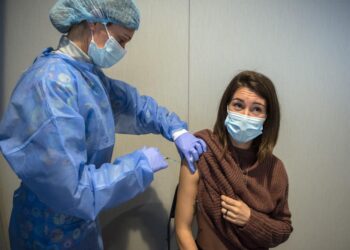 Mientras la OMS dice que tercera dosis contra el Covid-19 no es necesaria, algunos países comenzaron a aplicarla